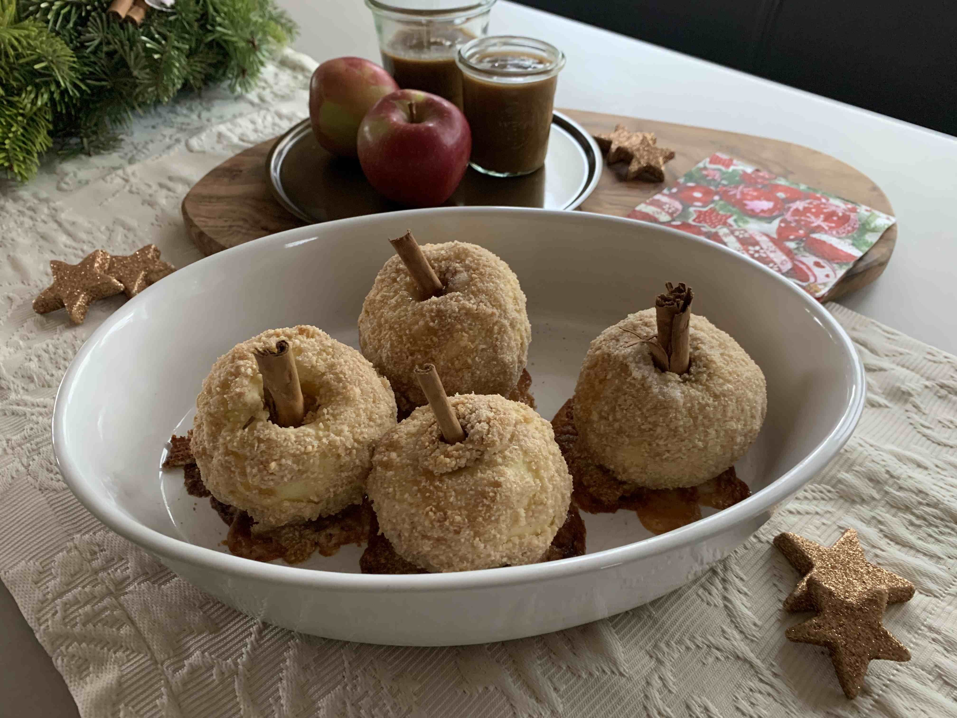 Bratäpfel im Nussmantel mit salziger Karamellsoße