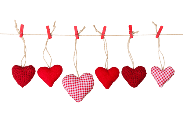 Sechs rote Herzformen aus Stoff und Wolle an einer Wäscheleine mit roten Wäscheklammern