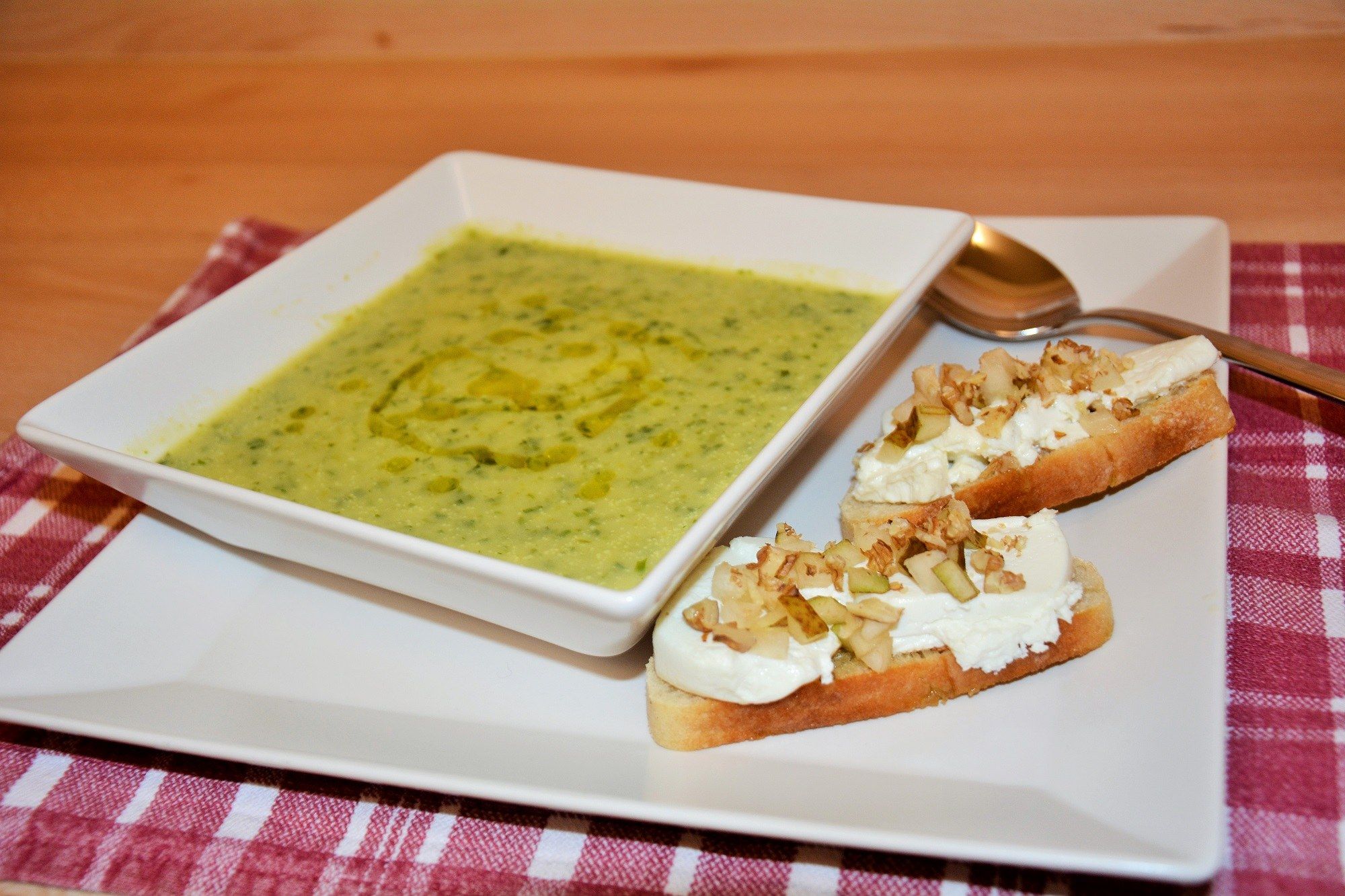 Endiviensuppe mit Ziegenkäse-Bruschetta