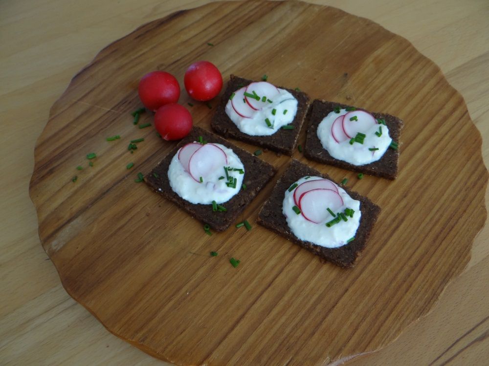 Frühlingsquark auf Pumpernickel