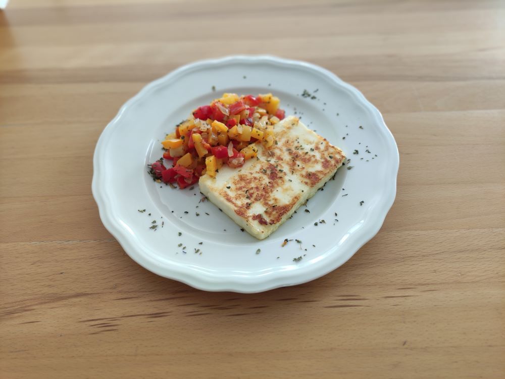 Grillkäse mit Paprikagemüse