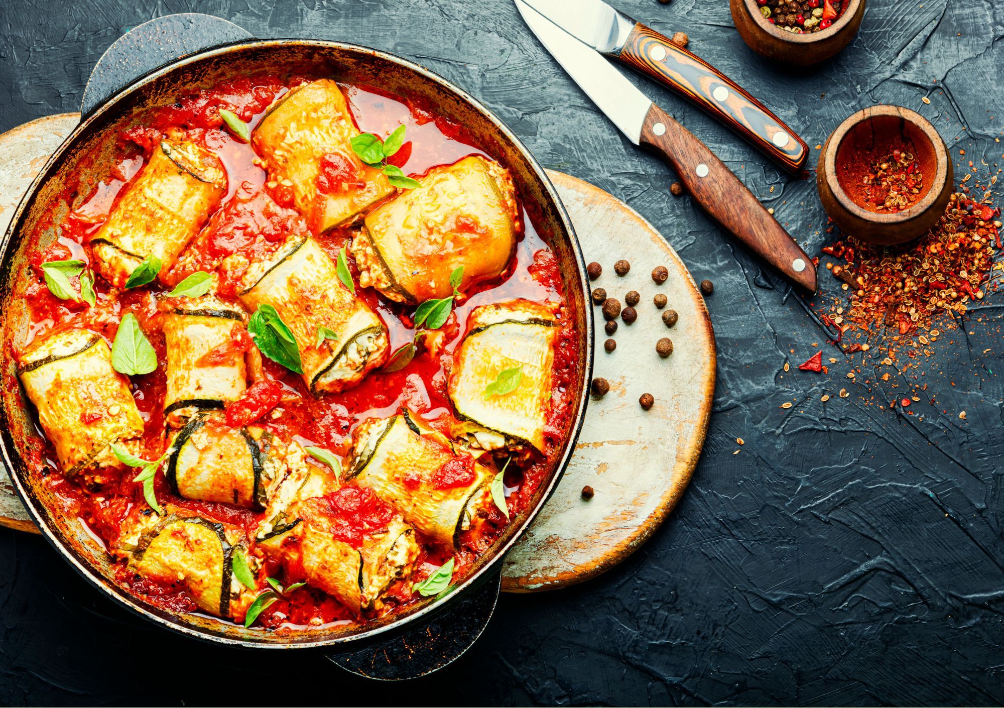 Zucchini-Röllchen gefüllt & in Tomatensoße gebacken mit Reis