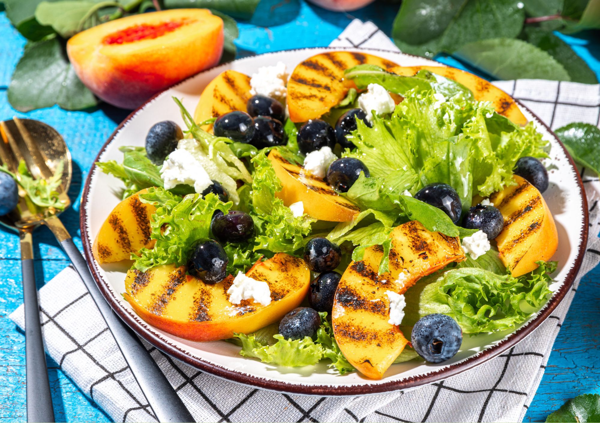 Pfirsichsalat (gegrillt) mit Heidelbeeren, Feta & Blattsalat