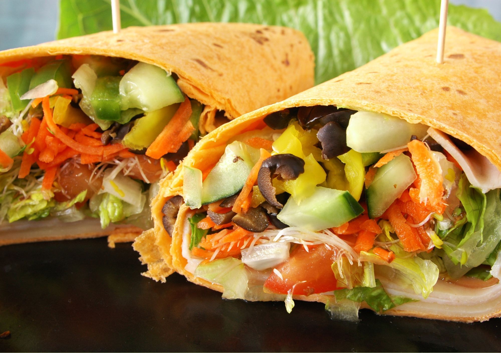 Gefüllte Gemüse-Wraps mit Joghurt-Kräuter-Dip