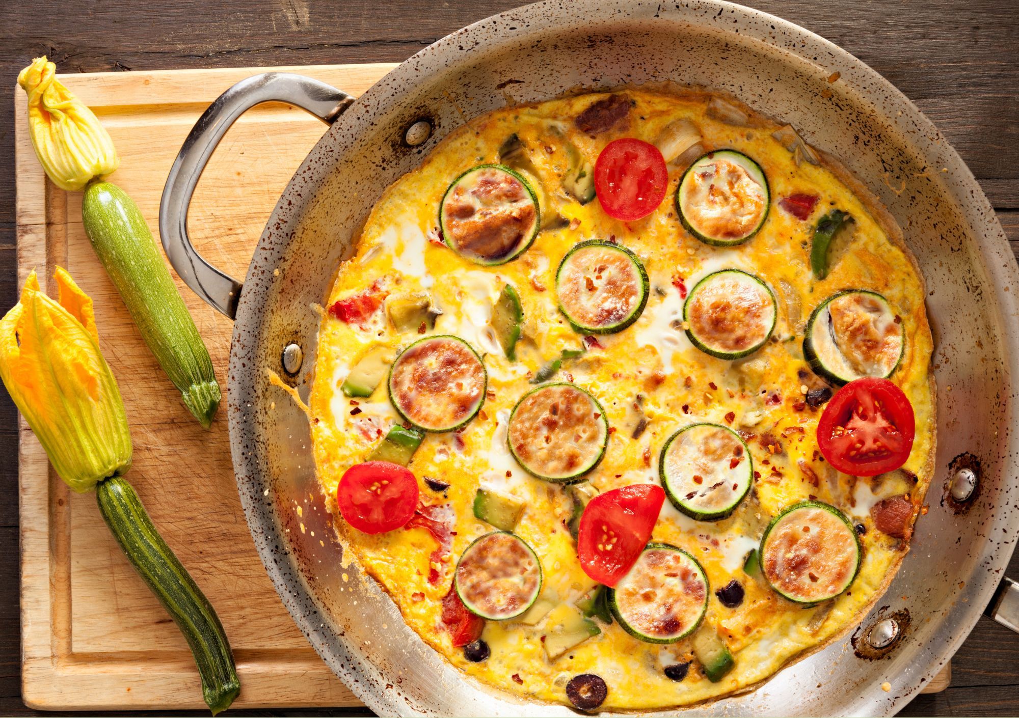 Zucchini-Frittata mit Tomaten-Topping
