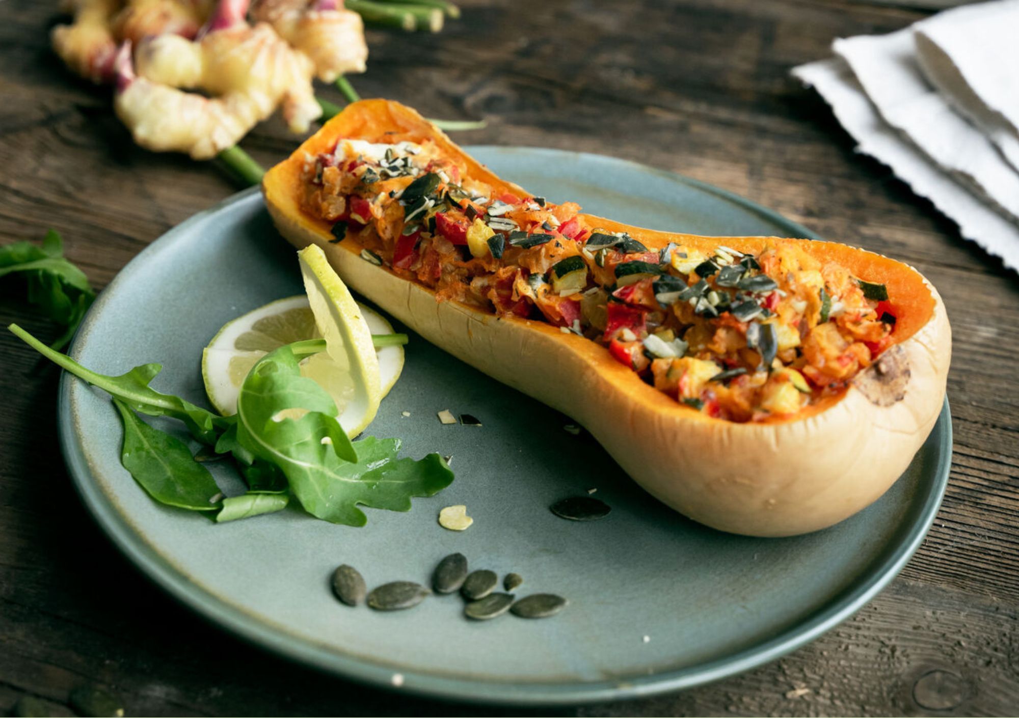 Gefüllter Butternut mit buntem Ofengemüse & Rucolasalat
