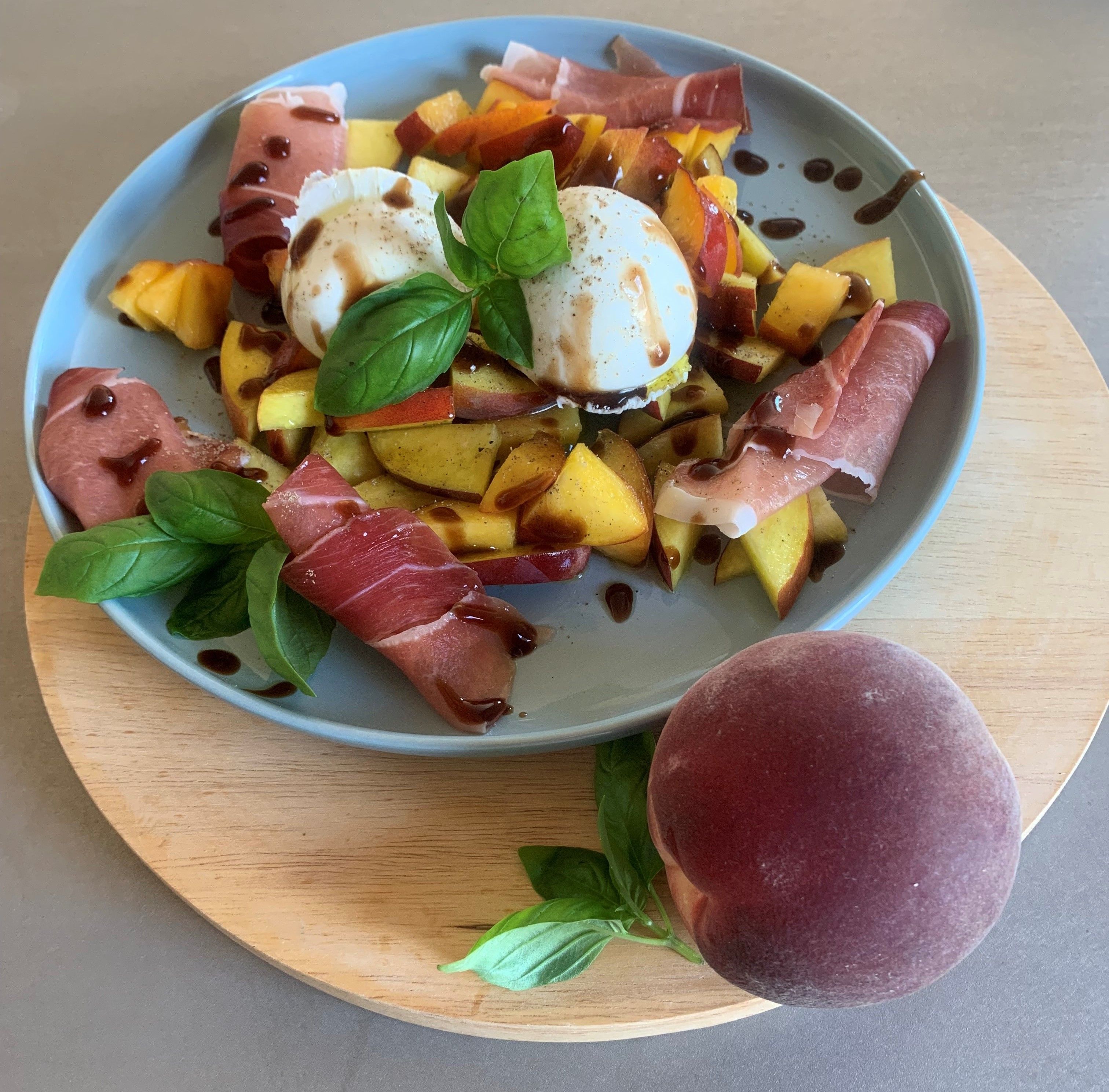 Pfirsich-Mozzarella-Schinken-Salat