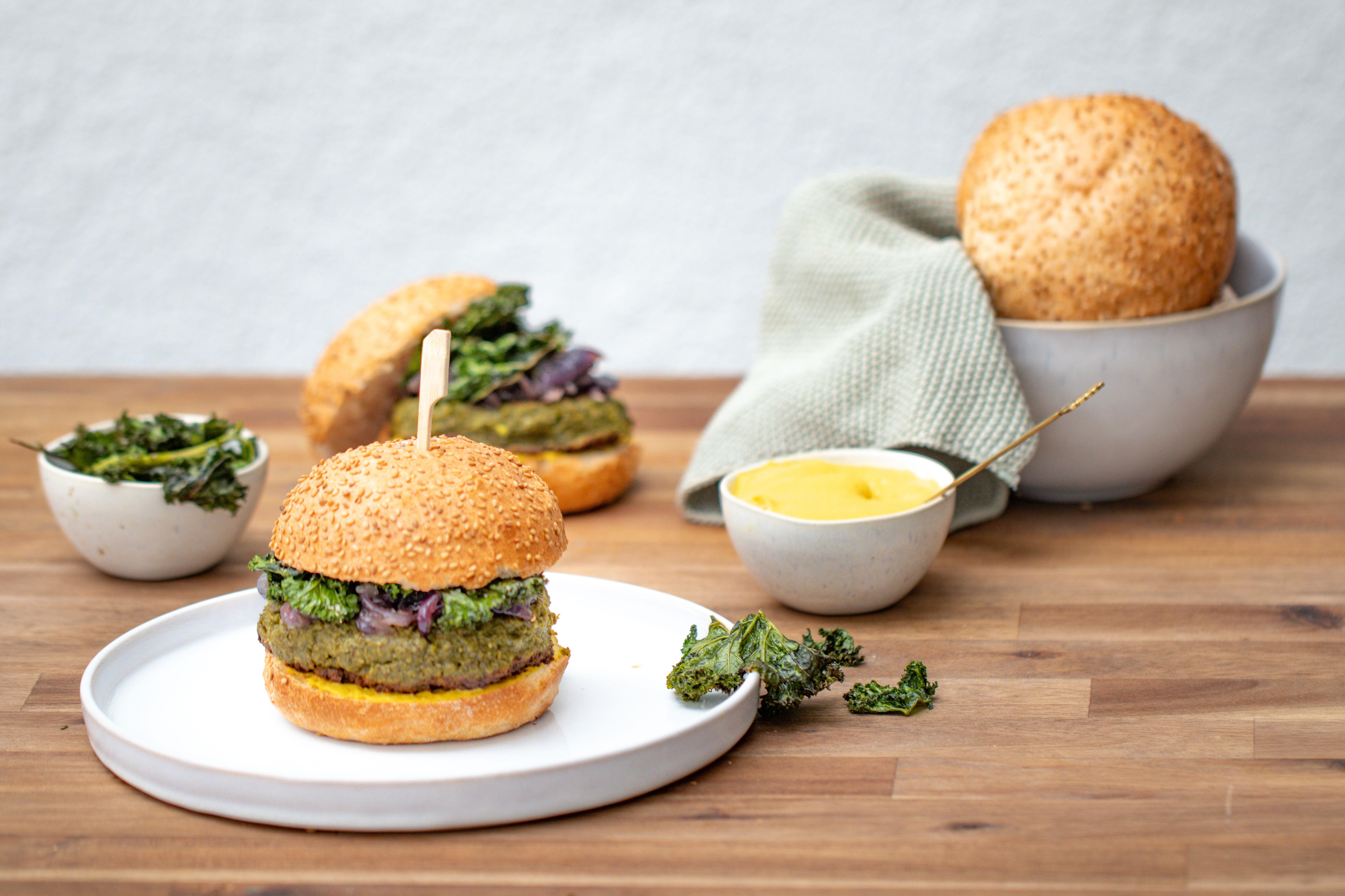 Grünkohl-Burger mit karamellisierten Zwiebeln