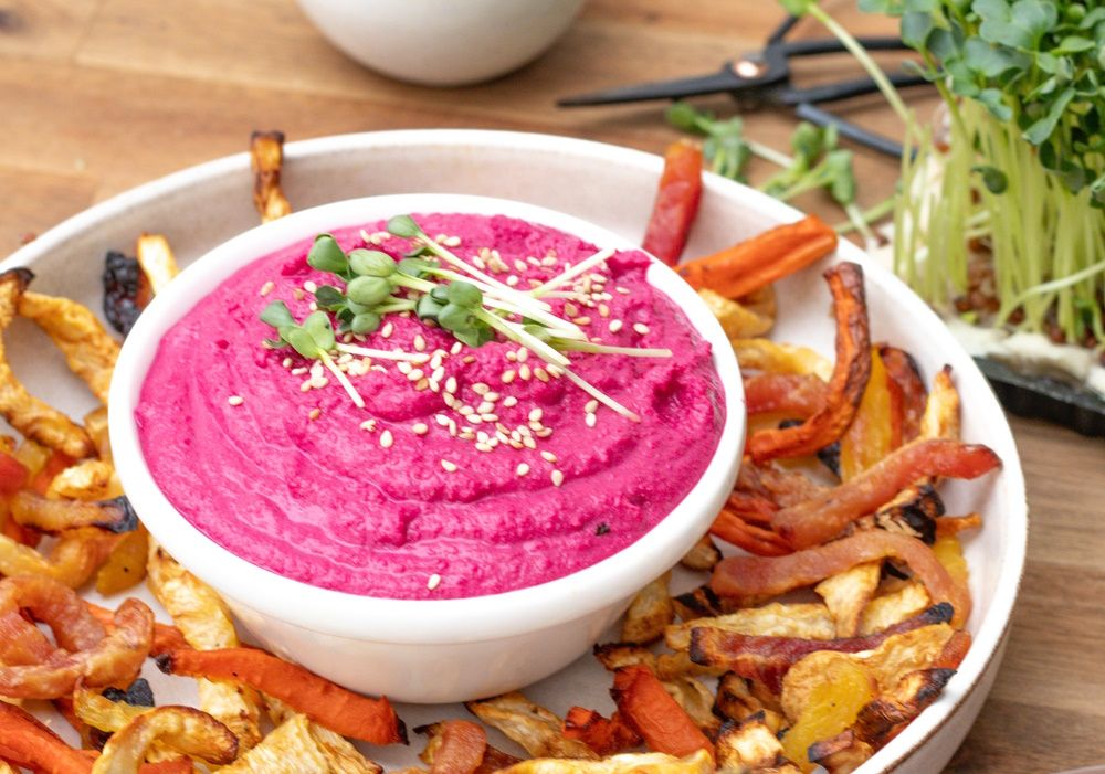 Rote-Bete-Hummus mit Wurzelgemüse-Pommes