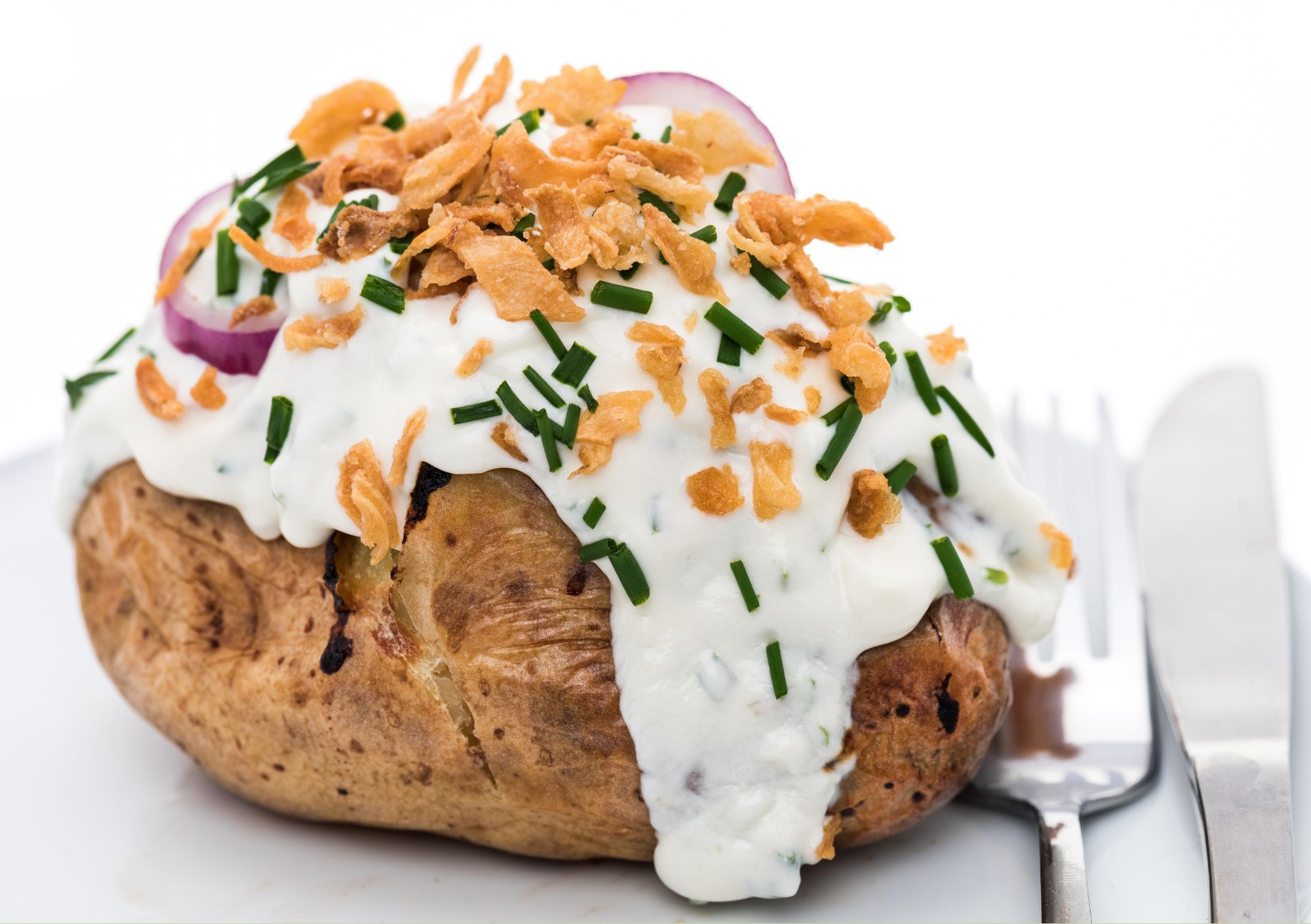 Ofenkartoffeln mit Sauerrahm und Gurkensalat