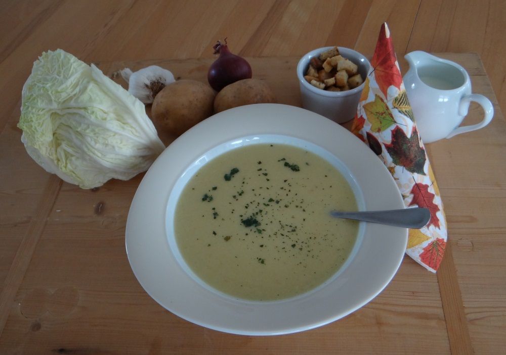 Wirsingsuppe mit Weißwein
