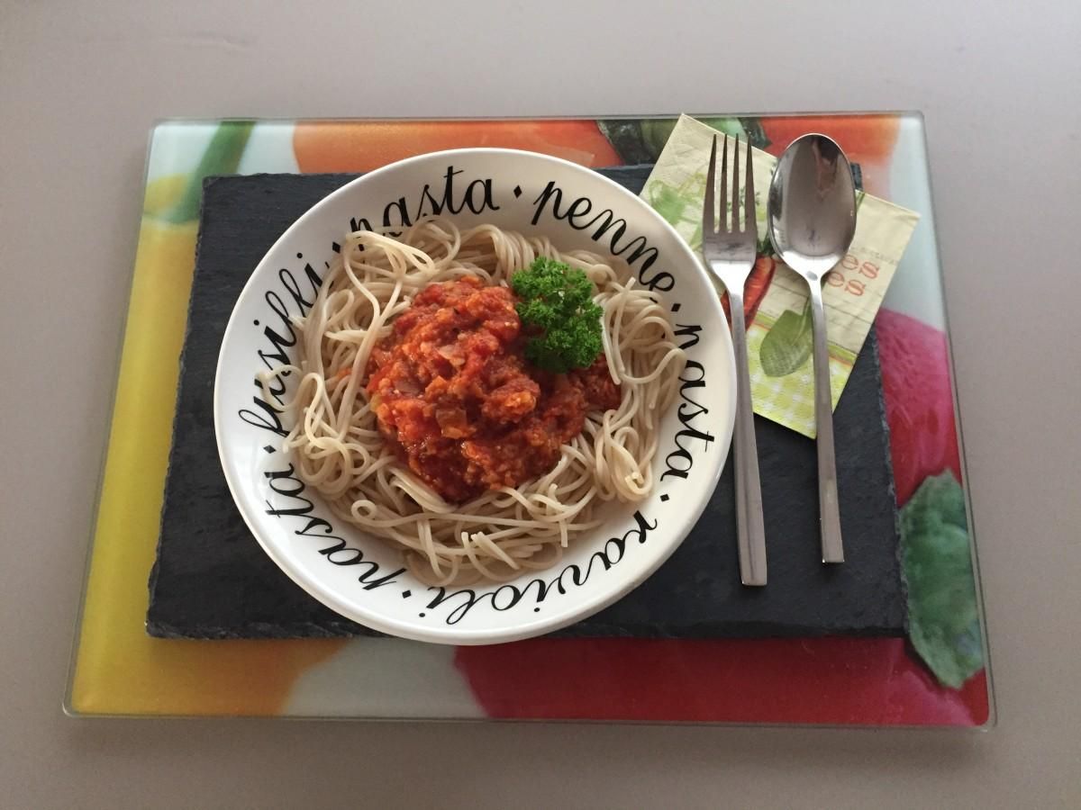 Linsen-Bolognese mit Dinkelspaghetti