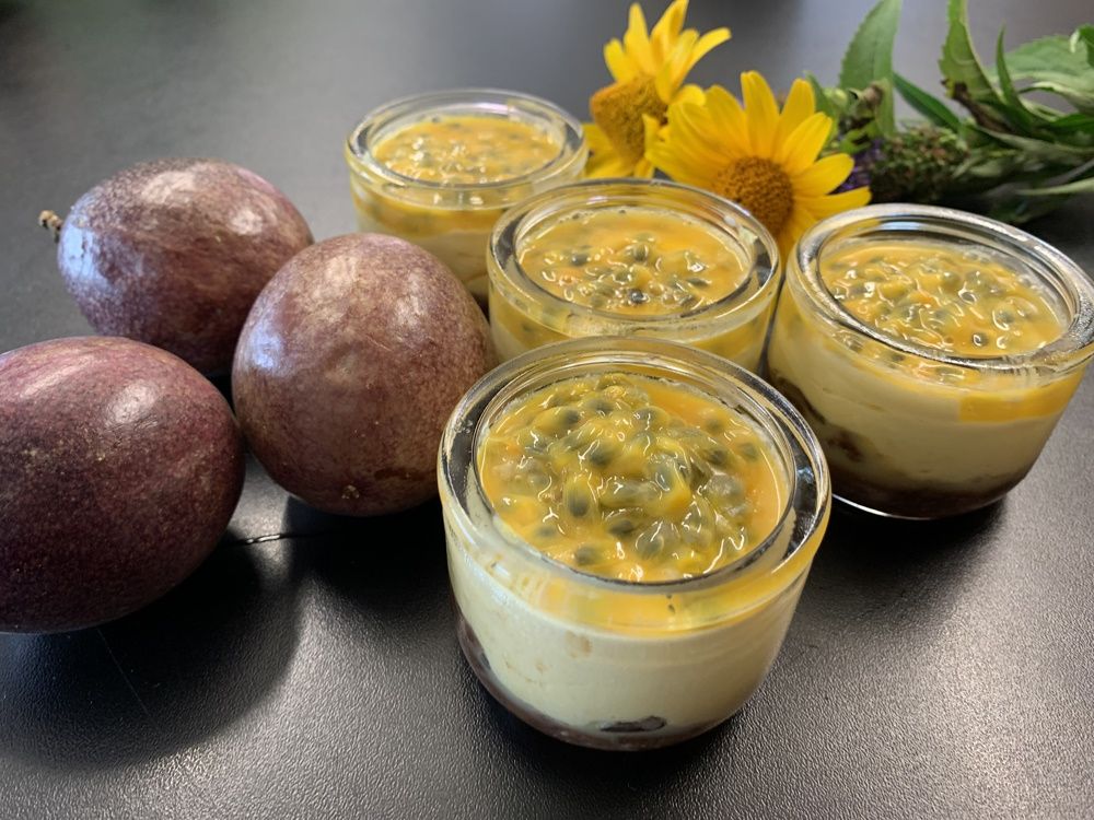 Mango-Käsekuchen im Glas mit Passionsfrucht-Topping
