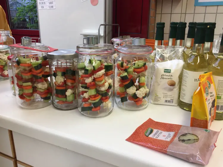 Gläser mit Gemüsespießen aus Gurken, Karotten und Blumenkohl und Zutaten wie Meersalz und Weißwein