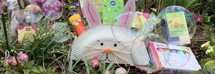 Osterdeko mit Hasen aus Pappteller, Seifenblasen und Frühlingsblumen im Garten