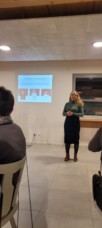 Frau hält Präsentation vor Publikum mit Projektion zur Veranstaltung Schoko&Wein im Winoversum