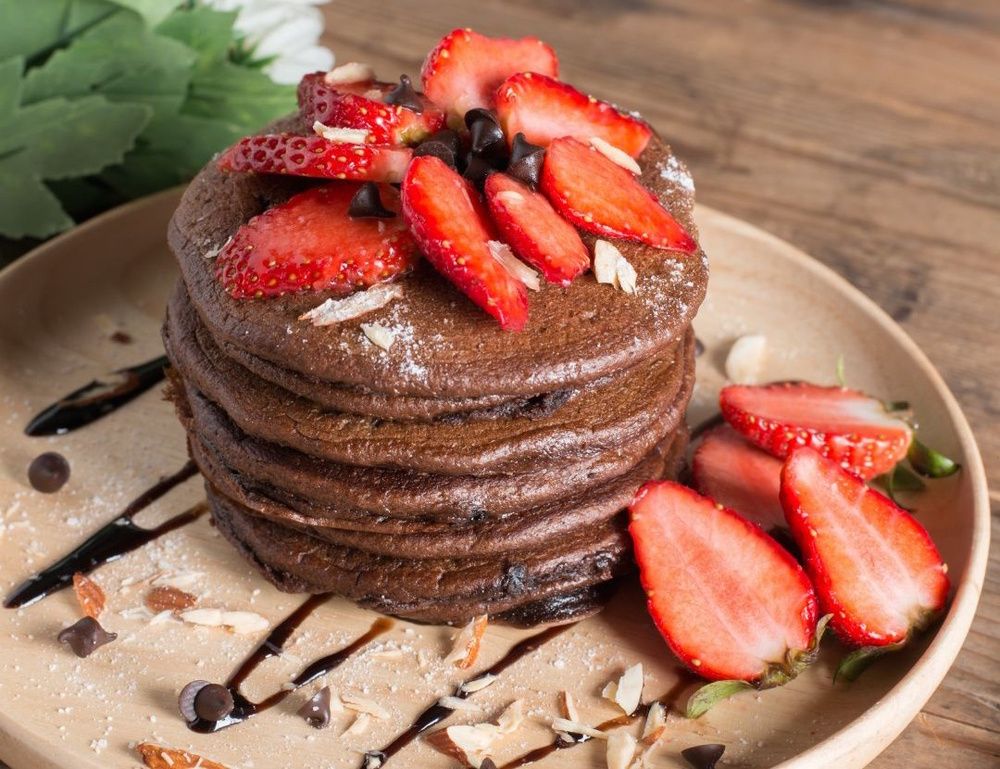 Schoko-Pancakes mit Erdbeeren