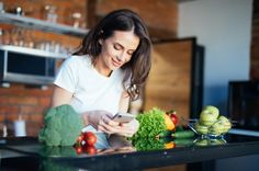 Kueche Frau BEstellen Essen Gemüse Obst_0.jpg